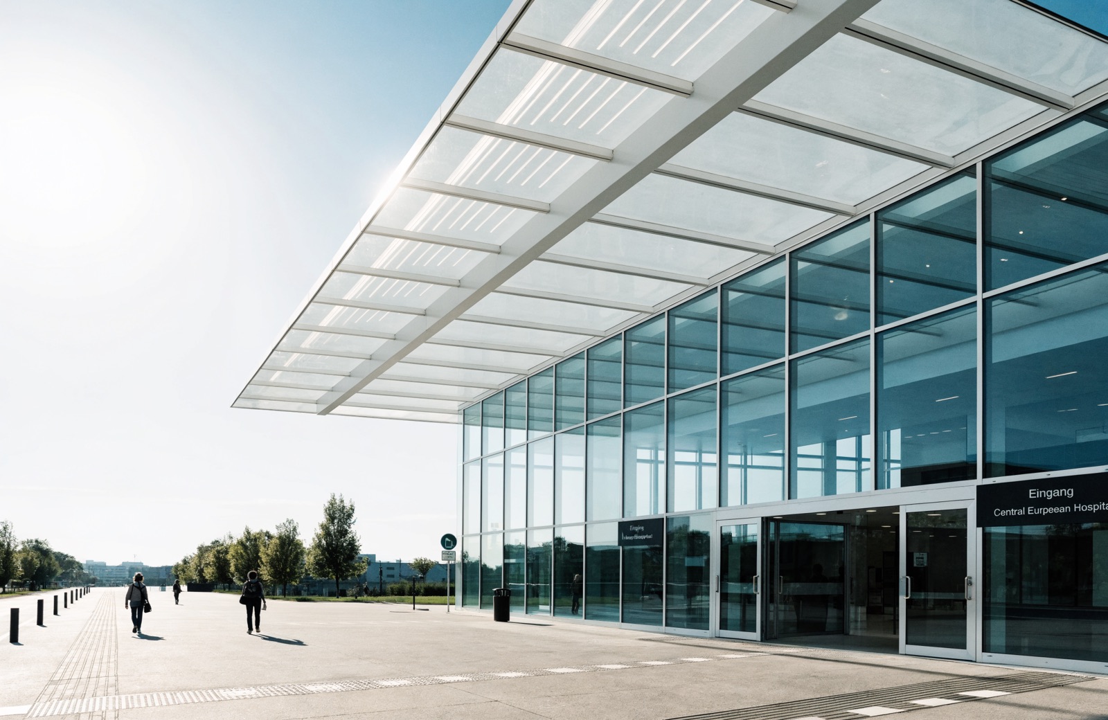 Heller Eingangsbereich einer modernen Klinik mit Glasfassade bei Tageslicht